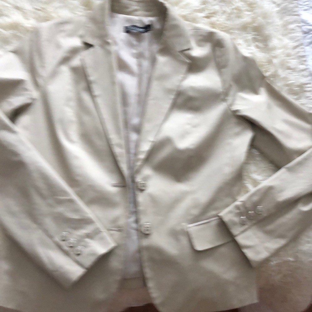 Single breasted blazer, great for work or play!